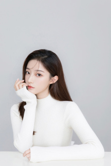 美女河边洗澡